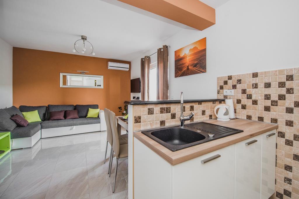 Apartments Villa Monique Rogoznica  Rom bilde