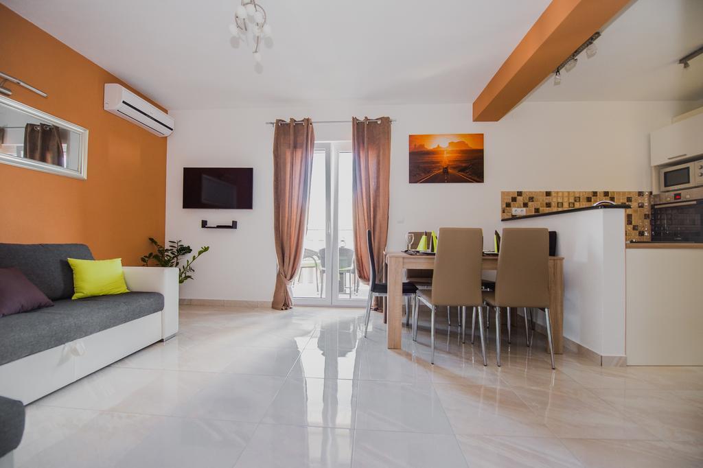 Apartments Villa Monique Rogoznica  Rom bilde