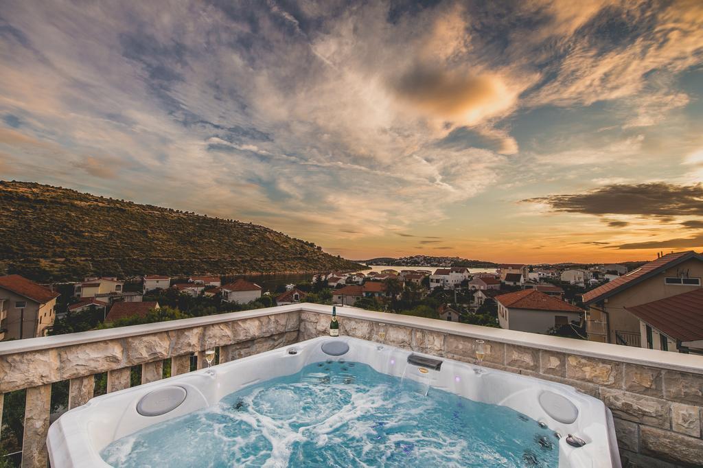 Apartments Villa Monique Rogoznica  Rom bilde